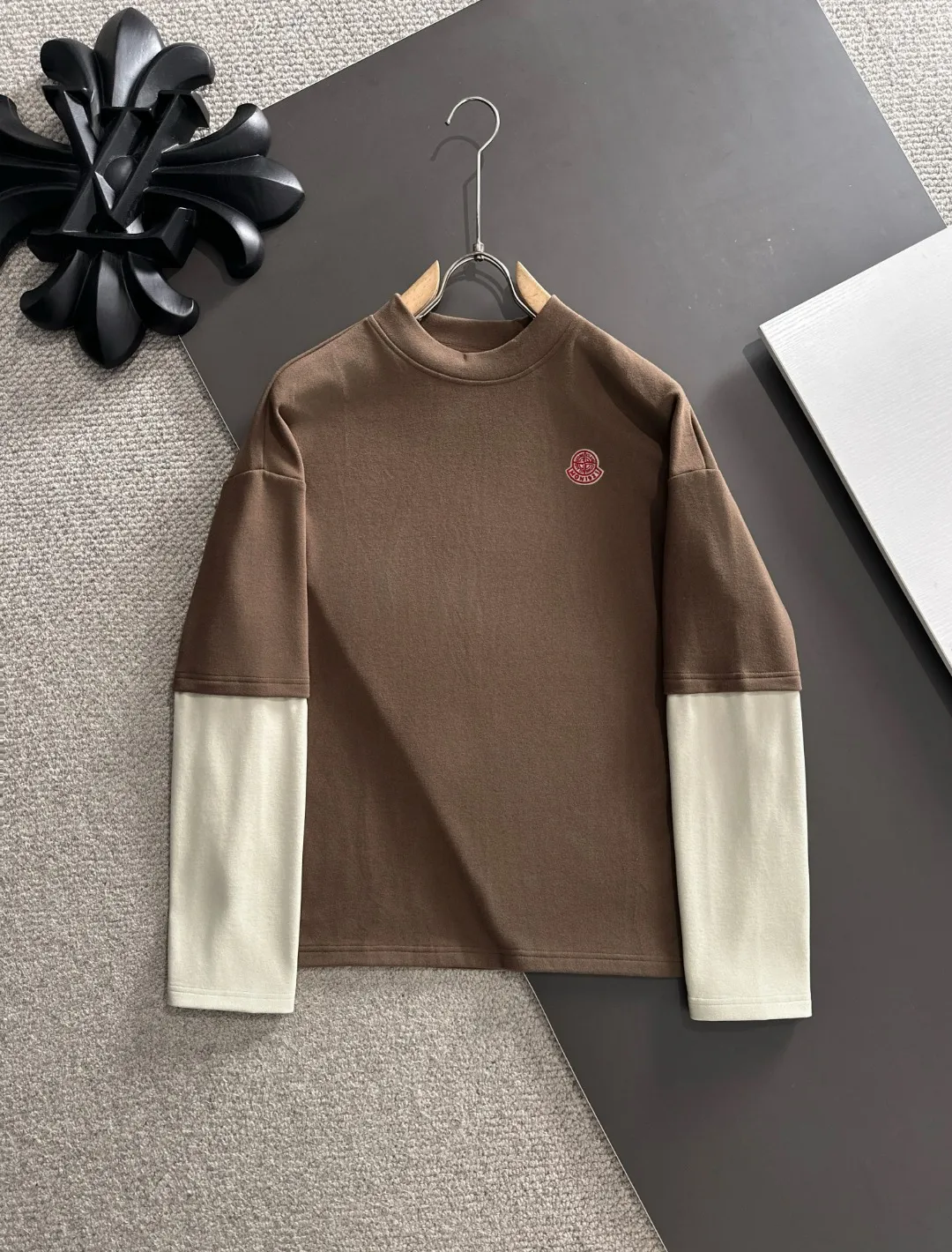 Next day shipment P360 Stone lsland/Stone Island Exclusive launch of 25ss new autumn and winter long sleeves Many celebrities have the same style. Craftsmanship that ordinary small workshops cannot copy. No matter in terms of materials, detail restoration and craftsmanship, we are not afraid of any challenges, just to provide you with wonderful products. Compare the top original versions at will. No expense is spared just to do better. Unique imported fabric feel. Purely imported German machine production. Precision operation and 10,000-needle density. A full set of new accessories with three standards can be customized simultaneously. The upper body is versatile and fashionable. The perfect choice for autumn and winter. A must-have item. Size chart: M to XL (or please state your height and weight when placing an order)